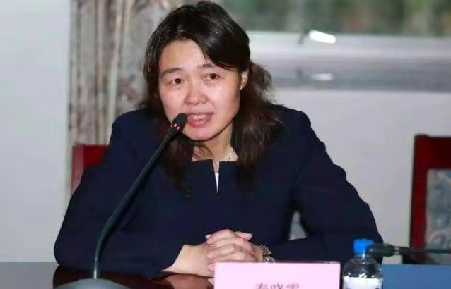 陆昊天此时更是感激无比，一个劲的磕头，口中更咽道：谢叶先生恩赐......谢叶先生恩赐......对叶辰来说，自从他炼出培元丹，一点点灵气就已经不算什么了不起的了，他只需要伸出手去、稍稍动用体内一小部分灵气、不过举手之劳就能够将陆昊天治好。
